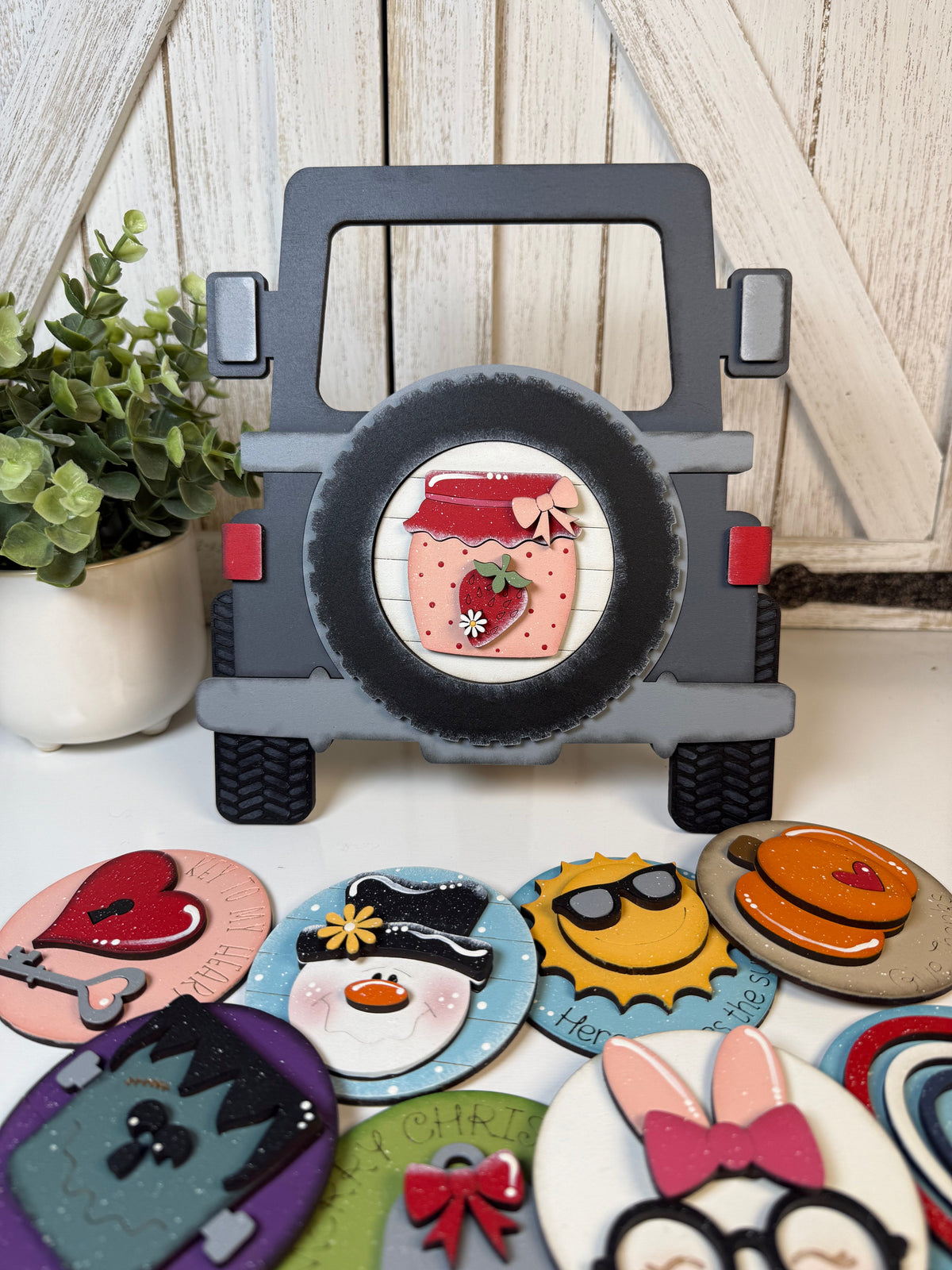 INTERCHANGEABLE DECOR